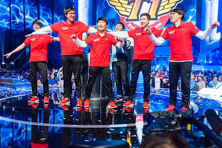 Lee "Faker" Sang-hyeok y SK Telecom T1 celebran la victoria en la 3ª temporada de League of Legends Worlds en Los Ángeles (EE.UU.).