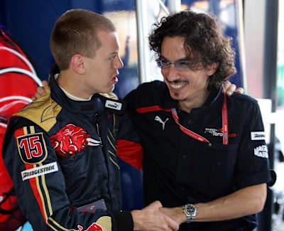 Sebastian Vettel y Laurent Mekies, el ingeniero jefe de la escudería Toro Rosso, en el Gran Premio de Australia, en Melbourne, el 13 de marzo de 2008