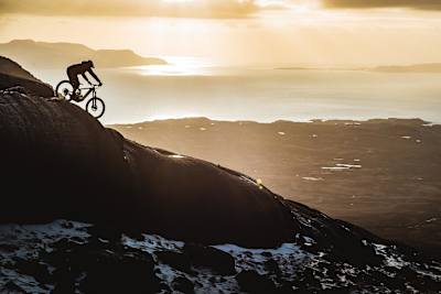 Danny MacAskill in sella alla sua Santa Cruz Heckler eMTB
