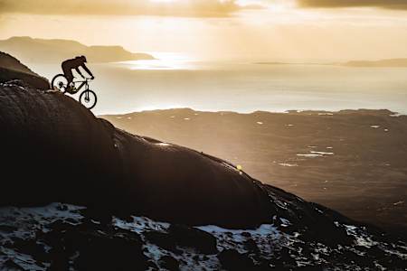 Danny MacAskill in sella alla sua Santa Cruz Heckler eMTB