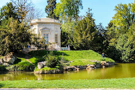 Il est toujours possible de pique-niquer dans certains endroits autorisés des jardins du château de Versailles.