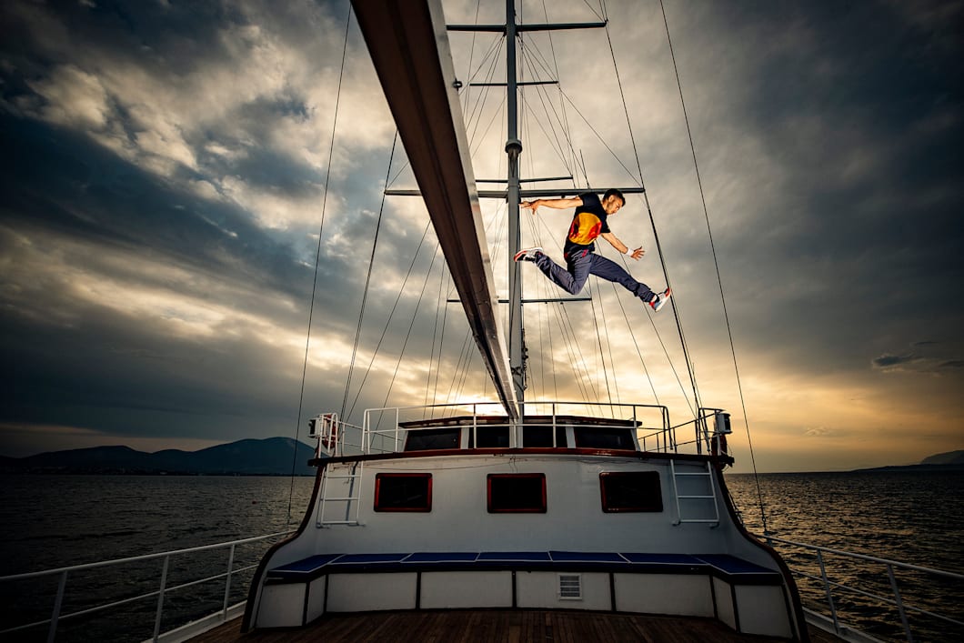 Ο Δημήτρης "DK" Κυρσανίδης στο ιστιοφόρο του Red Bull Art of Motion