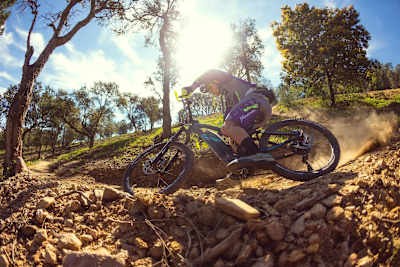 Un rider rueda por un sendero con una MTB eléctrica en Italia.