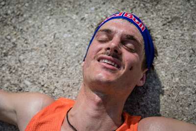 Skibergsteiger und Bergläufer Anton Palzer liegt nach seinem Rekordlauf bei der Watzmann-Überschreitung glücklich am Boden.