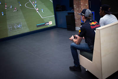 Max Verstappen und Hashtag Ryan beim Spielen von FIFA im Red Bull Gaming Sphere, London.