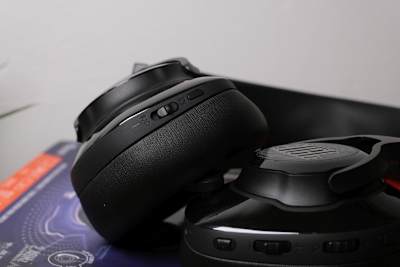 Foto zeigt die Bedienelemente des Gaming-Headsets JBL Quantum 910.