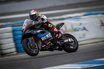 Superbike rider Toprak Razgatlıoğlu races around a track.