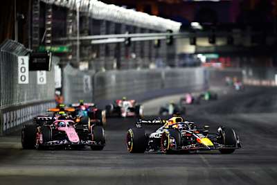 Max Verstappen por delante de Pierre Gasly