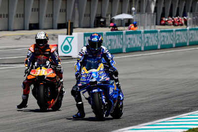 Pedro Acosta ve Álex Márquez