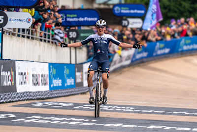 Der 18-jährige Niederländer triumphiert im U19-Rennen des prestigeträchtigen Klassikers. Es ist der erste Sieg für grenke – Auto Eder in der „Hölle des Nordens“.