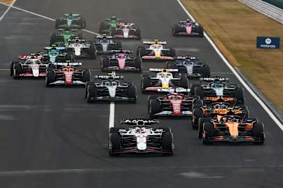 Max Verstappen start'ta önde kalmayı bildi