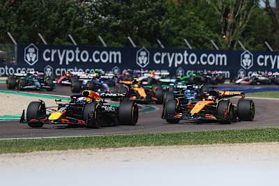 Max Verstappen'in ilk virajdaki atağı nefes kesti
