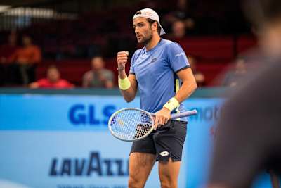 Matteo Berrettini célèbre un point sur le court lors d’un match de tennis.