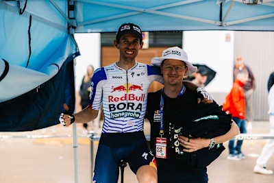 Ben Zwiehoff mit Jacques Horn, Soigneur bei Red Bull – BORA – hansgrohe