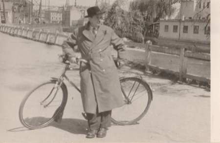 Un domn alături de bicicleta sa Junior