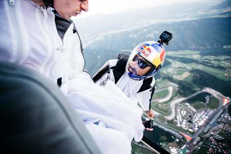 Marco Waltenspiel y Marco Fürst del Red Bull Skydive Team se preparan para tirarse sobre el circuito.