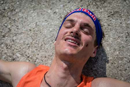 Skibergsteiger und Bergläufer Anton Palzer liegt nach seinem Rekordlauf bei der Watzmann-Überschreitung glücklich am Boden.