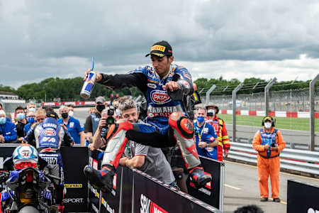 El piloto turco Toprak Razgatlıoğlu salta una barrera durante la prueba del Mundial de SBK que se disputó en el circuito de Donington, el fin de semana del 2 al 4 de julio.