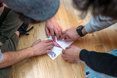 Uçaklar A4 kağıt ile ve sadece katlanarak yapılmalı.