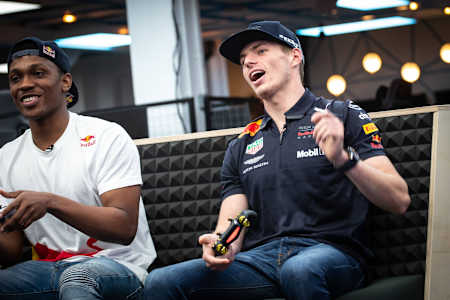 Formel-1-Weltmeister Max Verstappen und Hashtag Ryan während eines Red Bull Gaming Events. Wir stellen euch die besten Couch-Koop-Spiele für PlayStation 5 vor.