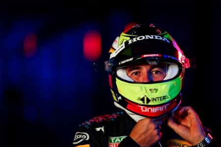 Checo kaskını sıkı sıkı bağlıyor