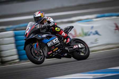 Superbike rider Toprak Razgatlıoğlu races around a track.
