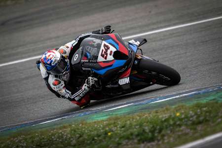 Superbike-Fahrer Toprak Razgatlıoğlu rast um eine Strecke.