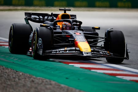Max Verstappen yarışı uzun süre lider götürdü