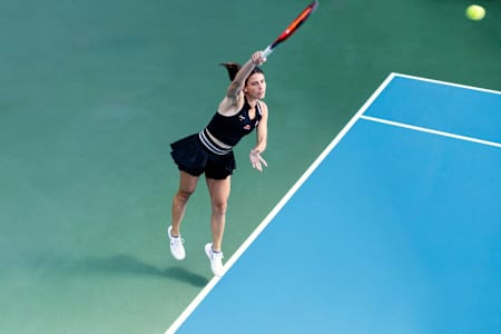 Emma Navarro performs on the court in Charleston, SC, USA on December 19, 2024. 