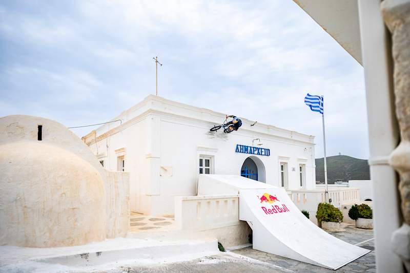 Μια κατάβαση από τον Red Bull BMX athlete, Γιώργο Νταβουτιάν, που μοιάζει περισσότερο με αλυσιδωτή αντίδραση κινήσεων παρά με κλασικό ride. 