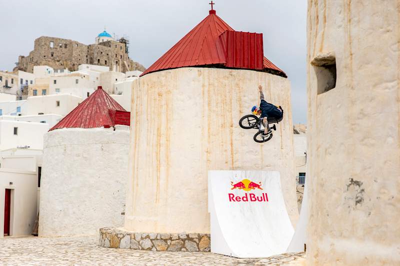Μια κατάβαση από τον Red Bull BMX athlete, Γιώργο Νταβουτιάν, που μοιάζει περισσότερο με αλυσιδωτή αντίδραση κινήσεων παρά με κλασικό ride.  