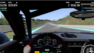 Screenshot aus Forza Motorsport zeigt ein Rennen im Porsche aus der Cockpit-Ansicht.