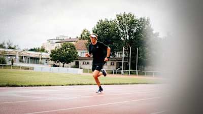 El triatleta Sebastian Kienle durante un entrenamiento de carrera a pie.