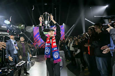 DhTekKz lifts the FUT Champions Cup trophy