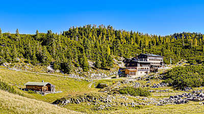 Blick auf die Neue Traunsteiner Hütte in der Grenzregion zwischen Österreich und Deutschland.