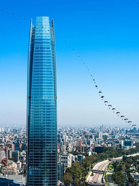 Sebastián Álvarez vuela junto al Costanera Center en Santiago de Chile en una foto para el Red Bull Illume 2016.