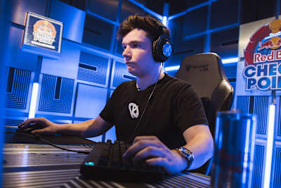 Der Trainer des Teams Valorant der Karmine Corp, PM, im Red Bull Challengers Cube. 