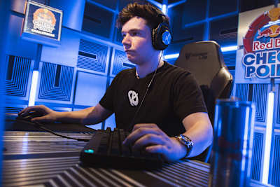 Le coach de la team Valorant de la Karmine Corp, PM, dans le cube du Red Bull Challengers. 