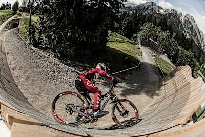 Santa Cruz Syndicate rider tackles the wallride