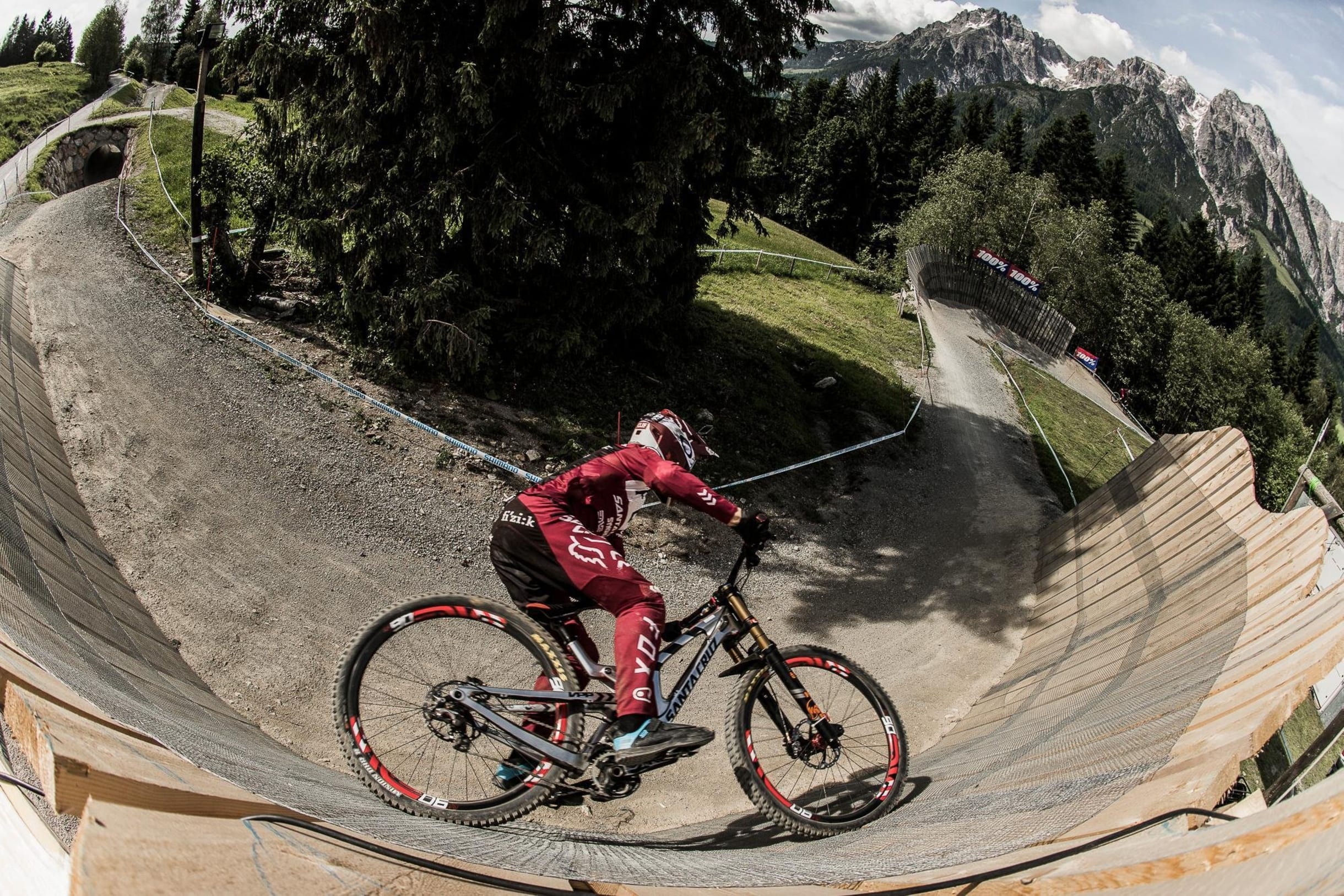 Un rider de Santa Cruz Syndicate toma el sector del wallride.