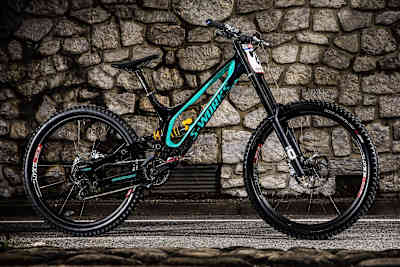 Le modèle de vélo VTT de descente du rider Loic Bruni pour la course Red Bull Foxhunt 2017.