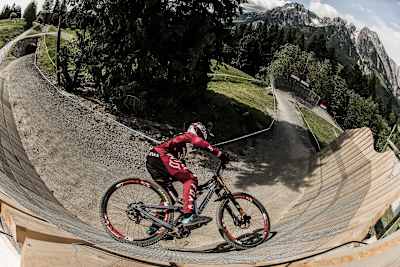 Santa Cruz Syndicate rider tackles the wallride