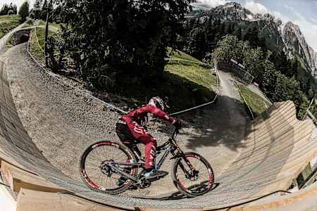 Un rider de Santa Cruz Syndicate toma el sector del wallride.