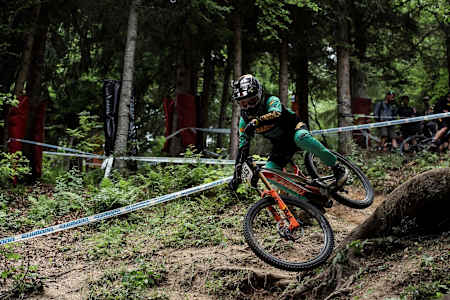 Thomas Estaque roule pendant l'entraînement de la Coupe du monde de descente MTB UCI aux Gets, en France, le 11 juillet 2019.