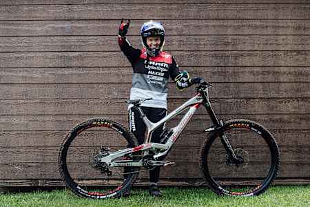 Vali Höll con su bici YT Tues World Champs.