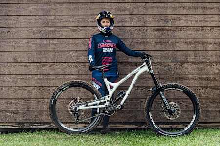 Myriam Nicole junto a su Commencal de competición.
