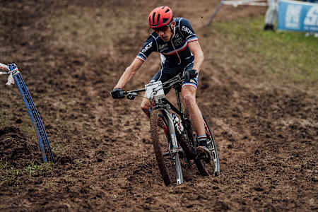 Le Français Jordan Sarrou descend la piste des Championnats du monde UCI de VTT cross-country (XC) 2020 de Leogang en Autriche.