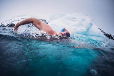 Lewis Pugh nage près d'un iceberg