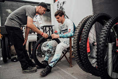 Loïc Bruni and mechanic Jack Roure work on Loïc's tyres.