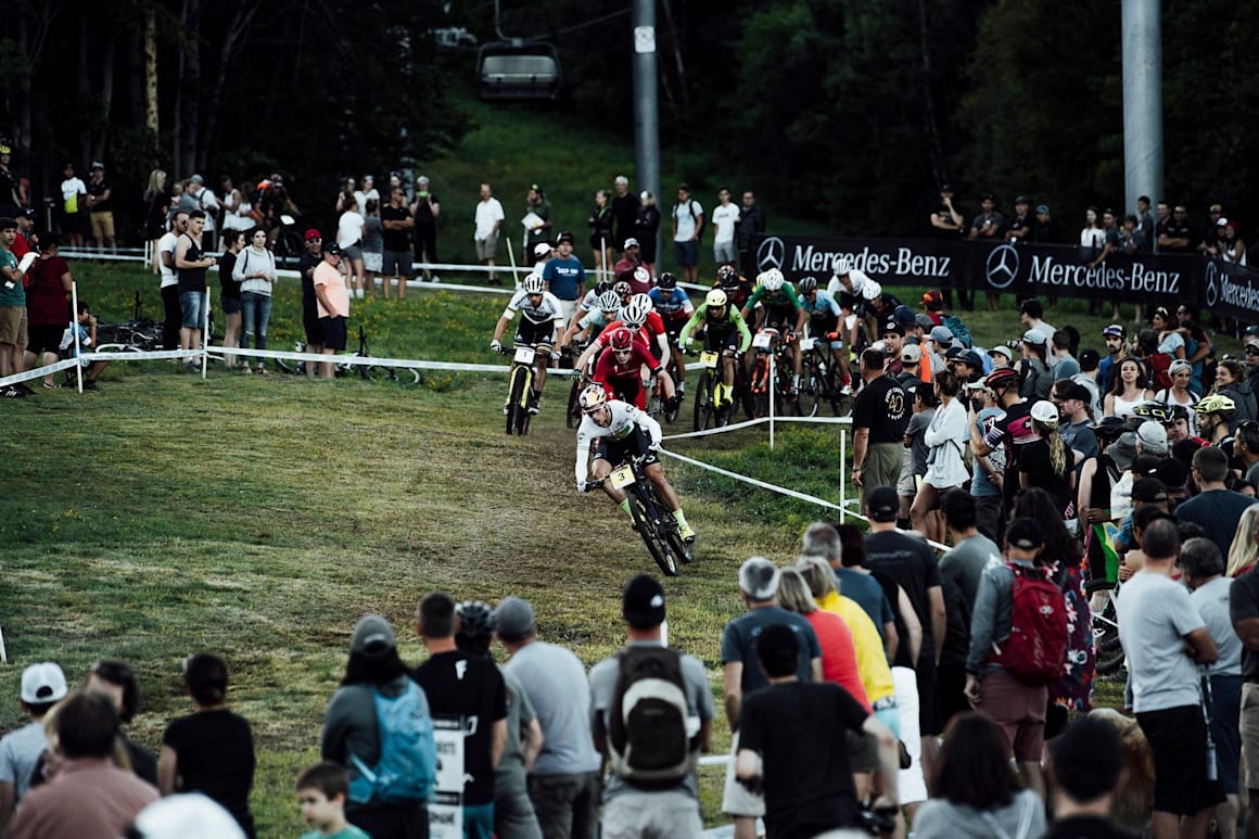Elit erkekler, 10 Ağustos 2018'de Mont Sainte-Anne'de MTB Dünya Kupası kısa parkur yarışında mücadele ediyor.